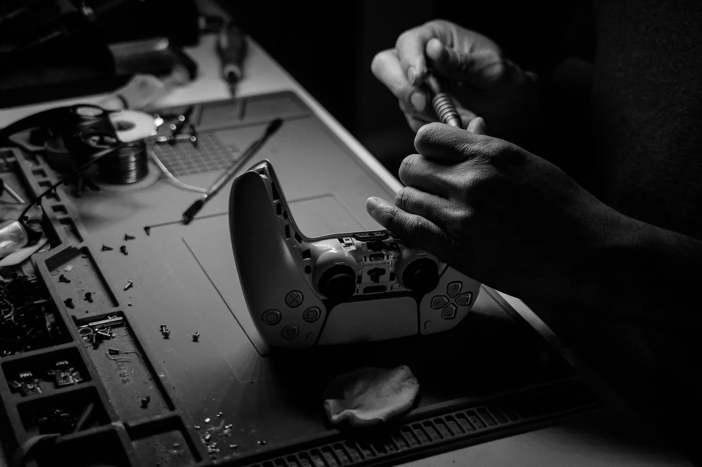Técnico reparando un mando de videojuegos