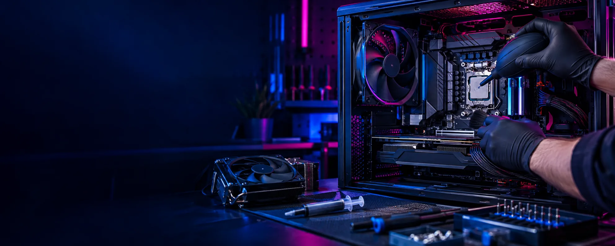 Técnico realizando mantenimiento a una computadora